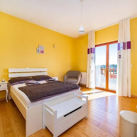 Delightful In With Garden דירה Radovin