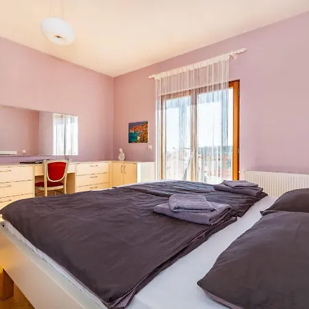 Apartment Delightful In With Garden Radovin