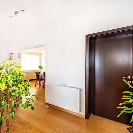 Delightful In With Garden شقة Radovin