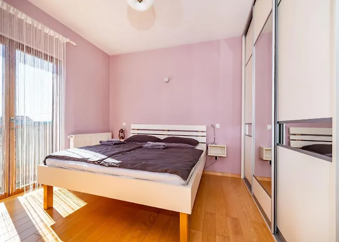Апартаменты Delightful In With Garden