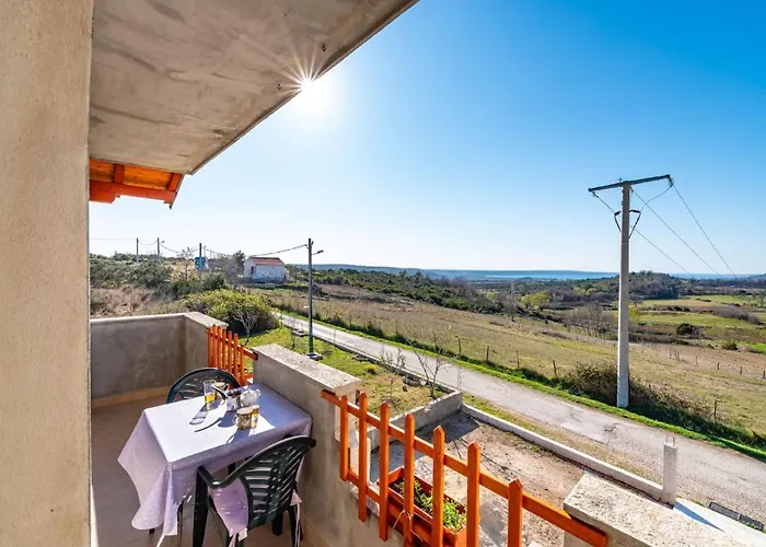 Appartamento Delightful In With Garden Radovin